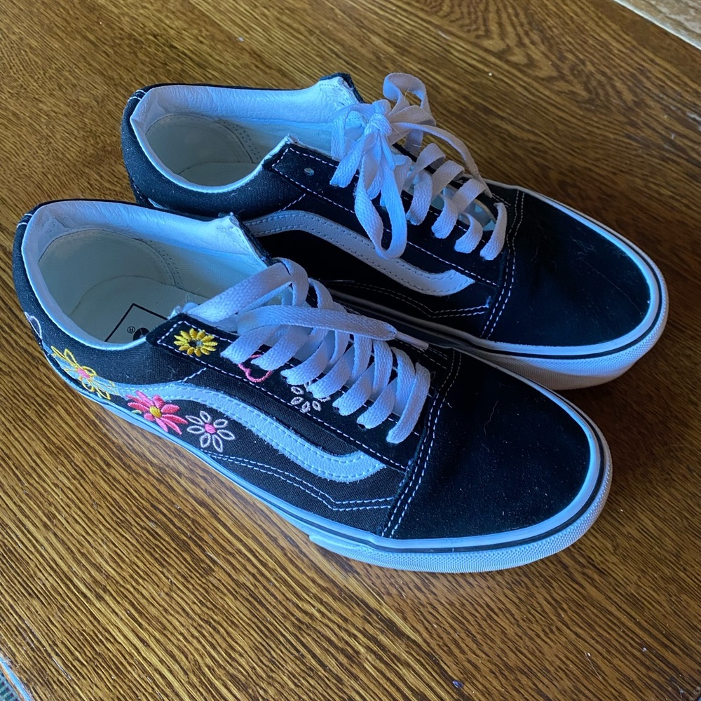 Vans platform women’s size 9 black suede, embroidered flowers snea